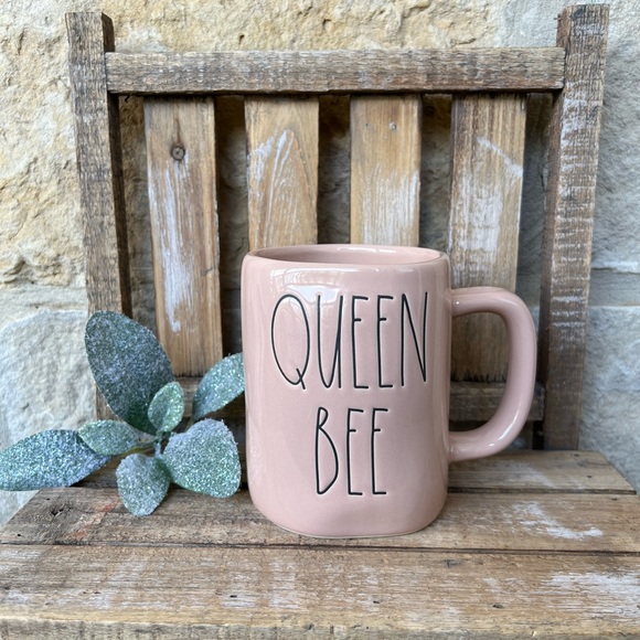 🆕 Rae Dunn | 🐝 "QUEEN BEE" Mug! - Picture 2 of 8